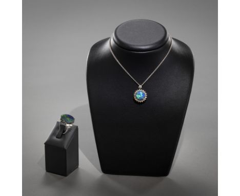 Ring und Anhänger mit Diamanten und Opal-TripletsL. 2/42 cm, RM 53750 Weißgold, Ring mit Diamant-Baguette und Opal-Triplette 