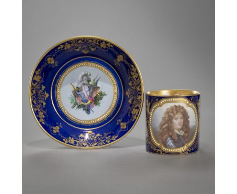 Grosse Tasse mit Portrait von Louis XIVFrankreich, Mitte 19. Jhdt.H. 10/D. 20 cmMit Perlrelief-Dekor und polychromer Malerei.