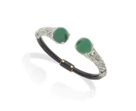 BRACELET EMAIL, CHRYSOPRASES ET DIAMANTSFormant un jonc semi-rigide décoré d'émail noir, terminant par deux cabochons de chry