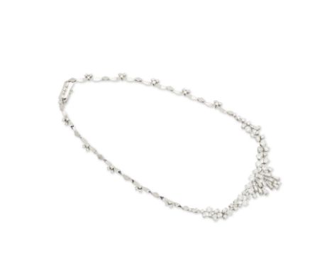 COLLIER DIAMANTSSerti griffe de diamants de taille brillant, de taille marquise et de taille tapers, la chaine formant une su