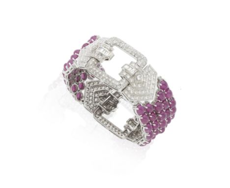 BRACELET RUBIS ET DIAMANTSFormant un décor géométrique, serti sur l'ensemble de diamants de taille brillant et de cabochons d