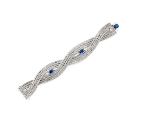 BRACELET SAPHIRS ET DIAMANTS, CIRCA 1960Composé de deux mailles entrelacées, rehaussé de trois saphirs de forme ovale épaulés