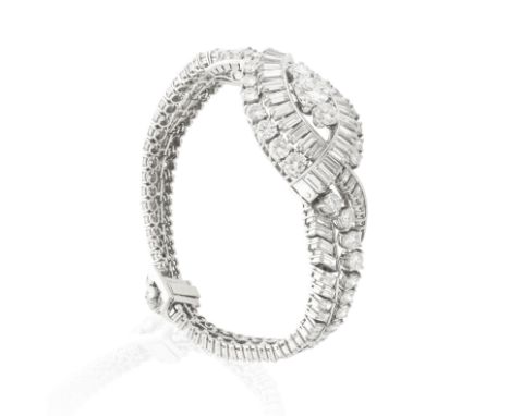 BRACELET DIAMANTS, CIRCA 1960Formant un motif entrelacé centré d'un diamant pesant 1.02 carat, accentué sur l'ensemble d'une 