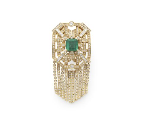 BROCHE EMERAUDE ET DIAMANTSDe forme géométrique, ornée au centre d'une émeraude de forme carrée à pans coupés, accentuée d'un