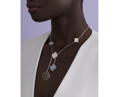 VAN CLEEF &amp; ARPELS: COLLIER 'MAGIC ALHAMBRA' CALCEDOINE ET NACREOrné de six motifs quadrilobés sertis de plaques de nacre