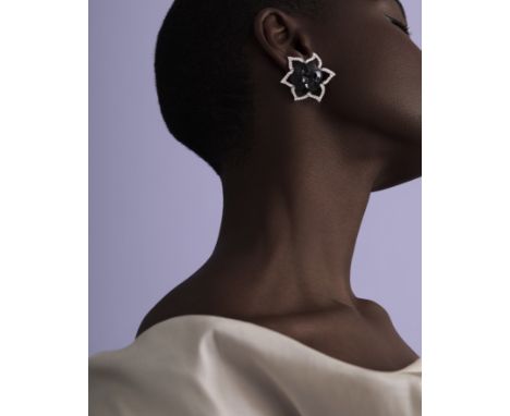 CHANEL: PAIRE DE CLIPS D'OREILLES ONYX ET DIAMANTSChacune formant un camélia en onyx souligné de diamants de taille brillant,