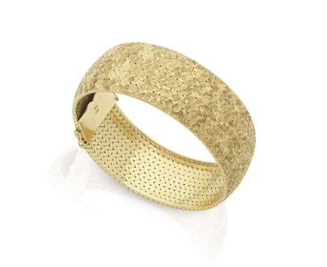 BRACELET OR, CIRCA 1965Formant une maille souple en or texturé, poinçon français d'import pour l'or 18K (750°/00), longueur 2
