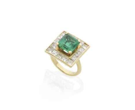 BAGUE EMERAUDE ET DIAMANTSOrnée au centre d'une émeraude de forme carrée dans un entourage de diamants de taille princesse, p