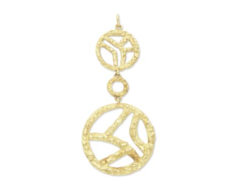 PENDENTIF ORComposé de trois éléments circulaires en or jaune martelé, poinçon français pour l'or 18K (750°/00), dimensions 1