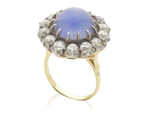 BAGUE SAPHIR ETOILE ET DIAMANTSDe forme ronde, sertie au centre d'un cabochon de saphir étoilé dans un entourage de diamants 