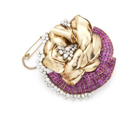 BROCHE RUBIS ET DIAMANTS, CIRCA 1945Formant une fleur stylisée, sertie au centre et sur l'extrémité de diamants de taille bri