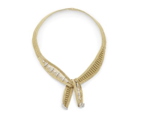 COLLIER OR ET DIAMANTSFormant un ruban stylisé, partiellement serti de diamants de taille brillant sur une monture ajourée, p