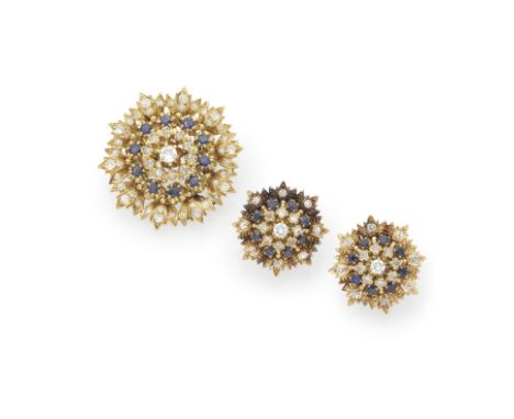 DEMI-PARURE SAPHIRS ET DIAMANTS, CIRCA 1960Comprenant une paire de boucles d'oreilles et une broche, serties sur l'ensemble d