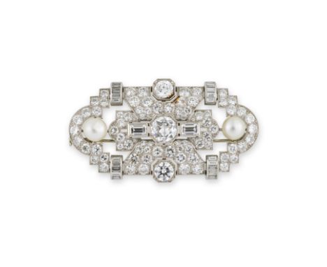 BROCHE PERLES DE CULTURE ET DIAMANTS, CIRCA 1930De forme rectangulaire, sertie de diamants de taille ancienne et de taille br
