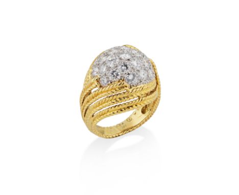 VAN CLEEF &amp; ARPELS: BAGUE DIAMANTS, CIRCA 1960Formant un dôme, la monture en or tressé sertie au centre de diamants de ta