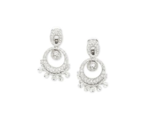 PAIRE DE BOUCLES D'OREILLES DIAMANTSChacune de forme ronde, pavée sur l'ensemble de diamants de taille brillant et terminée p