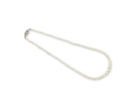 COLLIER PERLES FINES ET DIAMANTSComposé d'un rang de 97 perles fines d'eau de mer disposées en chute, terminé par un fermoir 