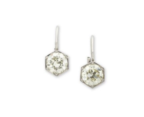 PAIRE DE BOUCLES D'OREILLES DIAMANTSChacune de forme géométrique, sertie respectivement d'un diamant de taille ancienne et d'