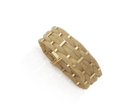 BRACELET ORComposé d'une maille souple tressée alternée de lames en or jaune,  poinçon français d'import pour l'or jaune 18K 