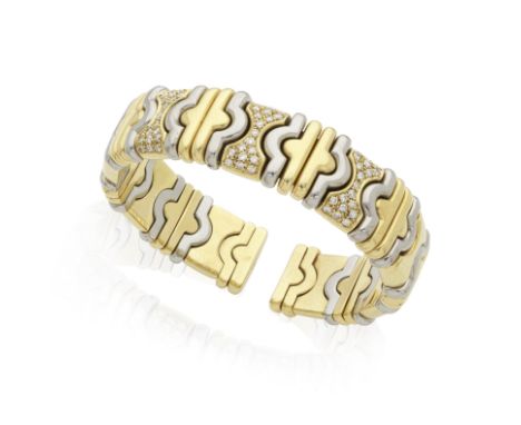 BRACELET ACIER, OR ET DIAMANTSFormant un jonc ouvert, décoré de maillons géométriques godronnés en acier et or jaune, partiel