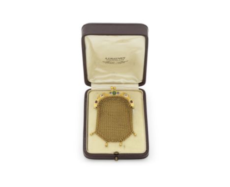 CHAUMET: BOURSE AIGUE-MARINES, SAPHIRS, EMERAUDE ET RUBIS, DEBUT DU 20E SIECLEFormant une cotte de maille en or souple, accen