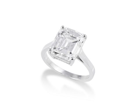 BAGUE DIAMANTSertie griffe d'un diamant de taille émeraude pesant 4.73 carats, poinçon français pour l'or 18K (750°/00), tour