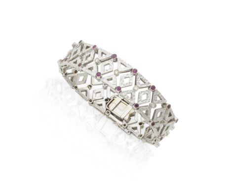BRACELET RUBIS ET DIAMANTSComposé de maillons ajourés et texturés, serti de rubis de forme ronde et de diamants de taille bri