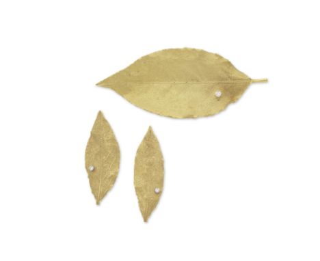 GRIMA: DEMI-PARURE OR, CIRCA 1980Comprenant une paire de clips d'oreilles et une broche formant trois feuilles de laurier, ch