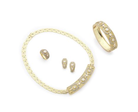 CAZZANIGA: PARURE OR ET DIAMANTSComprenant un collier souple, une bague, un bracelet ouvrant et une paire de boucles d'oreill