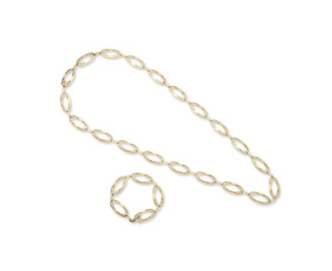 DEMI-PARURE DIAMANTSComprenant un collier et un bracelet, composé d'une succession de maillons ovales sertis de diamants de t