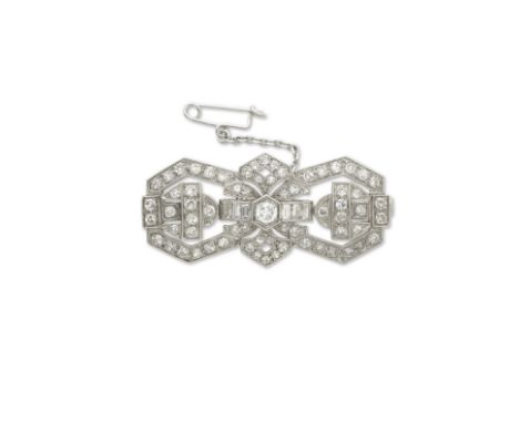 BROCHE DIAMANTS, CIRCA 1935Formant un décor géométrique, la monture ajourée sertie au centre d'un diamant de taille brillant 