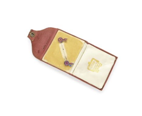 CARTIER: EPINGLE SAPHIRS ET RUBIS, CIRCA 1915Ornée aux extrémités de deux cocardes des drapeaux du Royaume-Unis et d'Espagne,