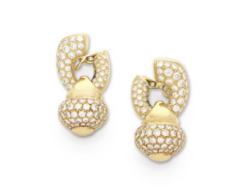 PAIRE DE BOUCLES D'OREILLES A TRANSFORMATION DIAMANTSChacune composée d'un élément amovible, l'ensemble pavé de diamants de t