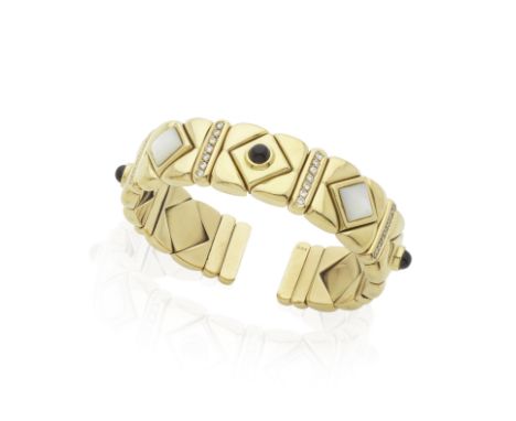 BRACELET ONYX, NACRE ET DIAMANTSFormant un bracelet ouvert semi-rigide, composé de maillons bombés de forme géométriques sert