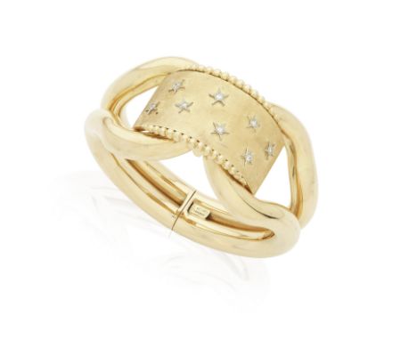 BRACELET OR ET DIAMANTSFormant un jonc, centré d'un motif ciselé serti de diamants de taille brillant, poinçon français d'imp