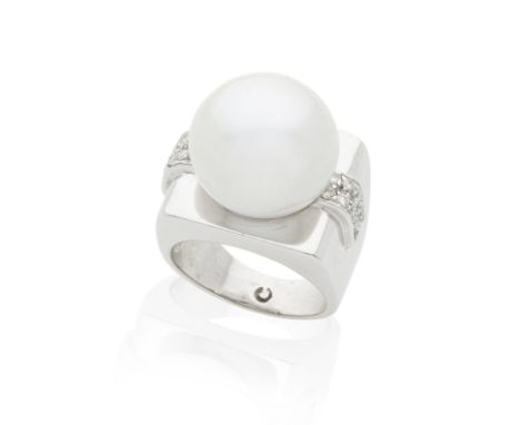 BAGUE PERLE DE CULTURE ET DIAMANTSOrnée au centre d'une perle de culture de couleur blanche, épaulée de diamants de taille br