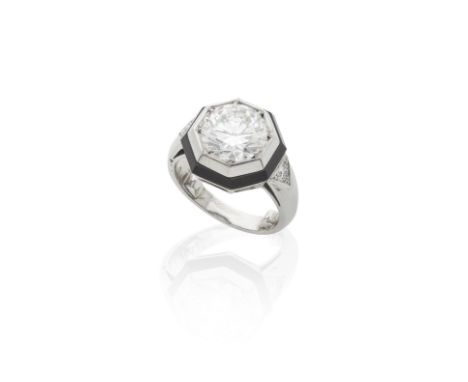 BAGUE ONYX ET DIAMANTSDe forme géométrique, sertie au centre d'un diamant de taille brillant pesant 3.45 carats souligné d'on