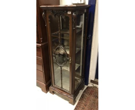 A circa 1900 mahogany bijouterie cabinet or vitrine in the Louis XV style, the single glazed door enclosing three shelves CON