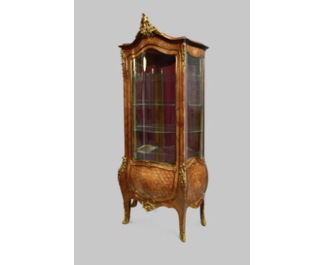 Still Louis XV Vitrine, Frankreich, vergoldete Bronzebeschläge, 3-seitig Glaseinsätze, 1-türig, Blumen Marketerie, Furniersch