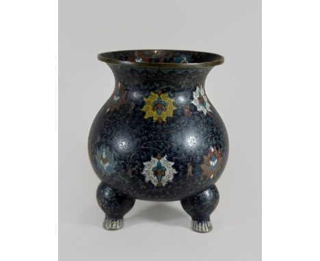 Tripod Vase, China, 16. Jh., Cloisonne-Emaille, kugelförmig mit ausgestelltem Hals, Dekor: Lotusblüten in Rot, Weiß, Gelb und