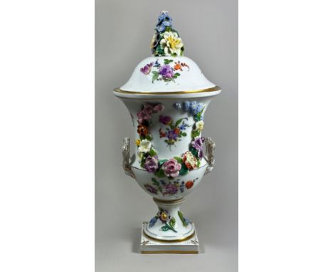Deckelvase, Porzellan, Dresden, polychrom bemalt, Golddekor,plastische Blumen, H.: 31 cm. Guter, altersbedingter Zustand, min