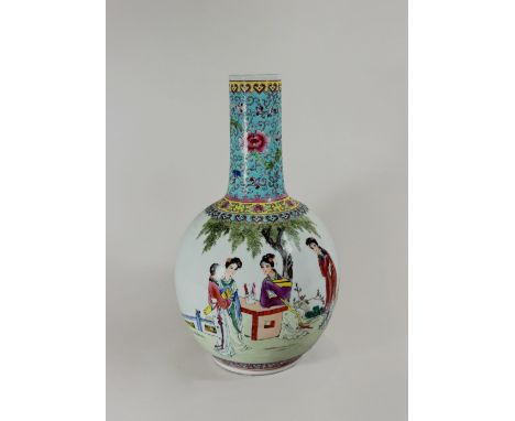 Tiangiuping Vase, China, Porzellan, Vier-Zeichen Qianlong Marke, rot, Familie rose, figürliche Darstellung, H.: 30,5 cm. Gute