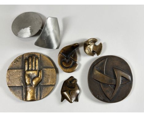 Konvolut 6 tlg, bestehend aus: Will Brüll (deutsch, geb. 1922), zwei Plaketten, Bronze, eine davon: 1988 25 Jahre Rotary Kemp