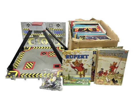 BBC Worldwide Logistix Kids Retail ‘The Robot Wars Arena’ 1998 with fourteen Mini-bots, along with a group of circa 1950-1980