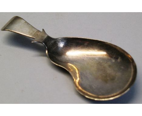 A George III caddy spoon, with kidney shaped bowl and short tapering haft, 8cm long, Birmingham 1781, 0.24ozs