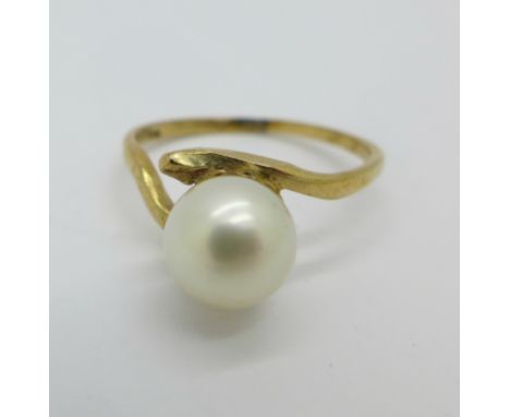 A 9ct gold and pearl ring, 2.1g, L