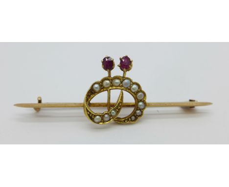 A 15ct gold, pearl and garnet brooch, 3.5g