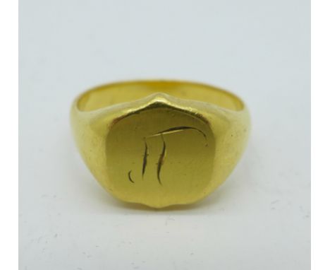 An 22ct gold signet ring, 11.2g, T