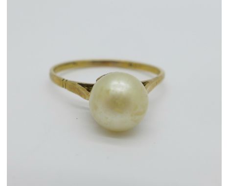 A 9ct gold and pearl ring, 1.8g, Q