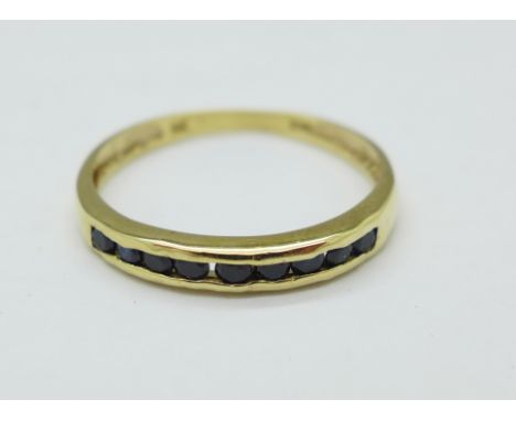 A 9ct gold and sapphire ring, 1.1g, O